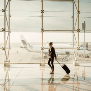 jeune femme dans un hall d'aéroport en train de marcher